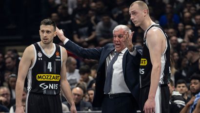 Željko Obradović daje instrukcije Avramoviću i Smailagiću (©Starsport)
