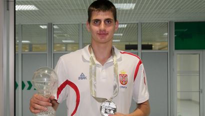 Nikola Jokić sa medaljom sa juniorskog prvenstva sveta (MN Press)