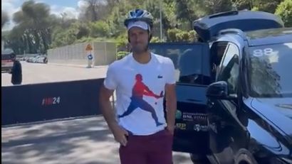 Novak sve okrenuo na šalu: Sa kacigom na trening (VIDEO)