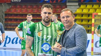Bogdan Radivojević prima nagradu za najboljeg strelca završnog turnira Kupa Makedonije  (©Rukometni savez Makedonije/Filip Viranovski