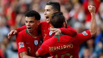 Pepe, Kristijano Ronaldo i Bernardo Silva (©Reuters)