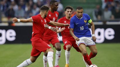 Embape protiv trojice fudbalera Luksemburga (Reuters)