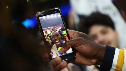 Ferland Mendi pravi selfi posle finala na Vembliju (Reuters)