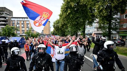 Policija prati srpske navijače do stadiona (©Reuters)