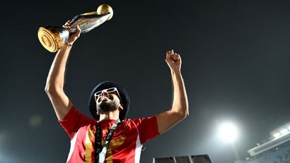 Fudbaler Al Ahlija Mahrub Kahraba sa peharom Lige šampiona (©AFP)