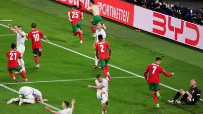 Slavlje fudbalera Portugalije posle pobede nad Česima (©Reuters)
