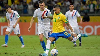 Rafinja (Brazil) šutira na gol Paragvaja
