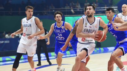 Košarkaši Srbije u duelu sa Italijanima (©MN Press)