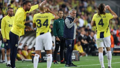 Žoze Murinjo daje instrukcije igračima Fenerbahčea (©Reuters)