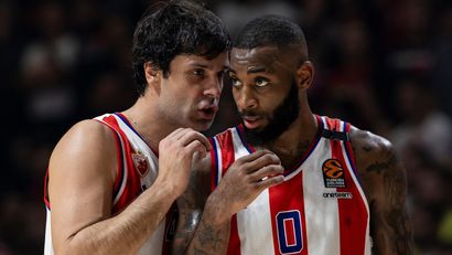 Miloš Teodosić i Kodi Miler Mekintajer (©Starsport)