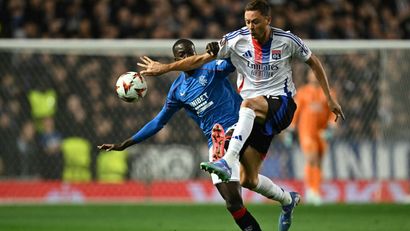 Nemanja Matić u duelu sa Diomandeom iz Rendžersa (©AFP)