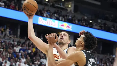 Nikola Jokić i Viktor Vembanjama (Guliver/AP Photo/David Zalubowski)