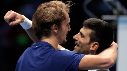 Aleksander Zverev i Novak Đoković (©Reuters)