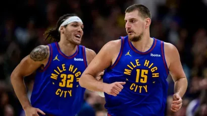 Nikola Jokić i Eron Gordon (©AFP)