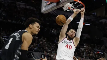 Viktor Vembanjama i Ivica Zubac (AFP)