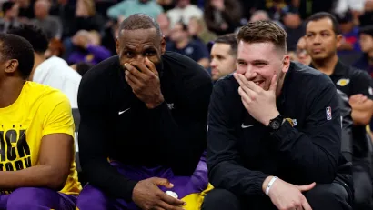 Lebron i Dončić (©Guliver Images/AP Photo/Kevork Djansezian)