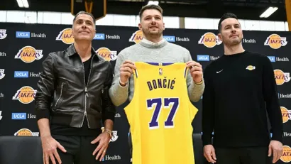 Rob Pelinka, Luka Dončić, Džej Džej Redik (©AFP)