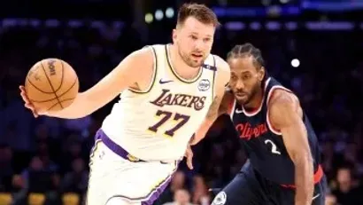 Luka Dončić i Kavaj Lenard (©AFP)