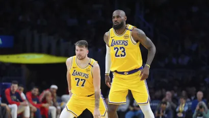 Luka Dončić i Lebron Džejms (Guliver/AP Photo/Jae C. Hong)