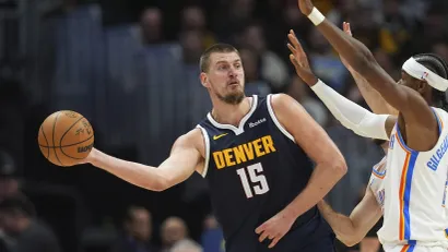 Nikola Jokić i Šej Gildžes Aleksander (Guliver/AP Photo/David Zalubowski)