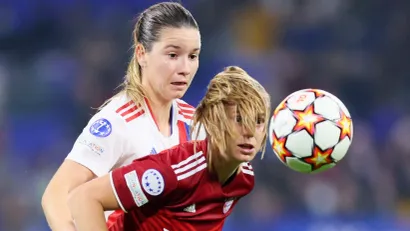 Damaris Egurola (Lion Ž) i Klara Bil (Bajern Ž)