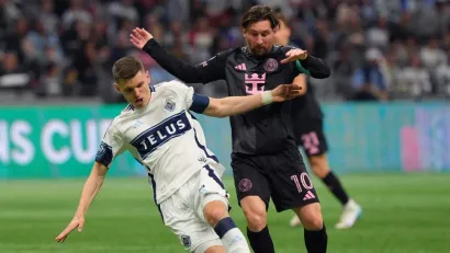 Duel Veselinovića i Mesija (©AFP)