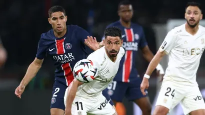 Morgan Sanson u duelu sa Ašrafom Hakimijem (©AFP)