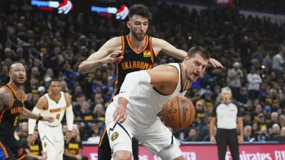 Čet Holmgren i Nikola Jokić (Guliver/AP Photo/Kyle Phillips)