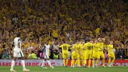 Fudbaleri i navijači Bode/Glimta proslavljaju počasni pogodak u Londonu za 1:3 (©Reuters)