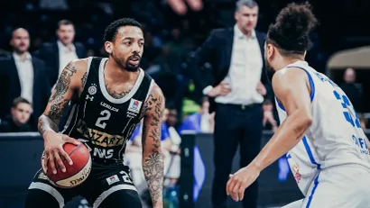 Karlik Džons sa loptom (© ABA liga) 