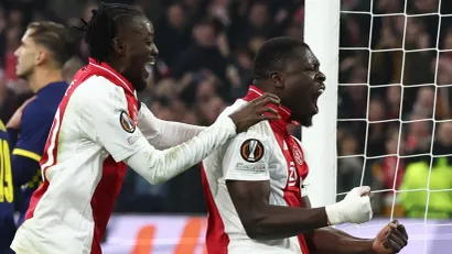 Bertran Traore i Brajan Brobi bi mogli danas da proslave titulu na Johan Krojf areni (©Reuters)