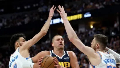 Čet Holmgren, Nikola Jokić i Ajzea Hartenštajn (AFP)