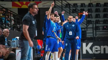 Kiril Lazarov i rukometaši Alkaloida (©RK Alkaloid/Filip Viranovski)