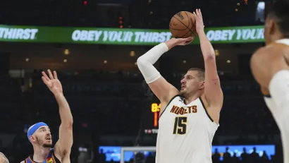 Aleks Karuzo i Nikola Jokić (Guliver/AP Photo/Kyle Phillips)
