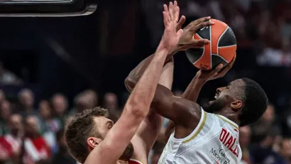 Alfa Dijalo u prodoru protiv Saše Vezenkova (Foto: AFP)
