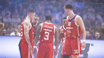 Janis Sferopulos i košarkaši Crvene zvezde (©ABA liga – Budućnost/Filip Roganović)