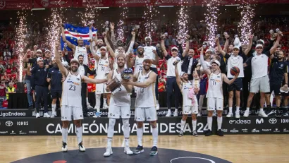 Igrači Reala na dodeli šampionskog pehara (Foto: Guliver/Pascu Mendez)