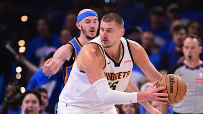 Aleks Karuzo i Nikola Jokić (AFP)