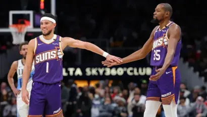 Devin Buker i Kevin Durant (AFP)