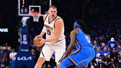 Nikola Jokić i Lu Dort (AFP)