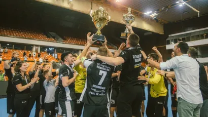 Mladen Šotić i Nikola Zečević sa trofejima (©RK Partizan)