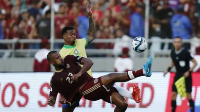 Salomon Rondon u duelu sa Magaljaešom iz Brazila (©Reuters)