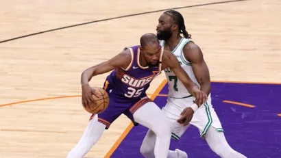 Kevin Durant i Džejlen Braun (AFP)