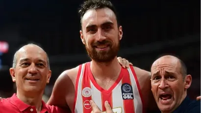 Nikola Milutinov sa vlasnicima Olimpijakosa, braćom Angelopulos (instagram@olympiacosbc)