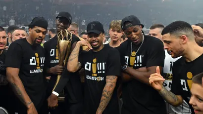 Karlik Džons sa saigračima (©MN Press)