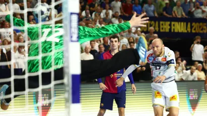 Trenutak kada Tim Hornke daje gol Emilu Nilsenu za slavlje Magdeburga (©Reuters)