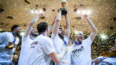 Košarkaši Bosne sa peharom za osvajača ABA 2 lige (©ABA liga – Dragana Stjepanović)