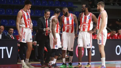 Janis Sferopulos i košarkaši Crvene zvezde (©MN Press)