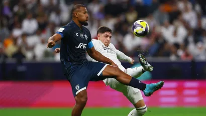 Salomon Rondon u duelu sa Federikom Valverdeom (©Reuters)