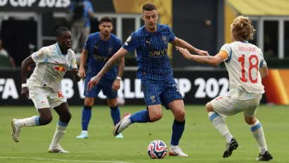 Sergej Milinković Savić u duelu sa Salcburgom (©Reuters)